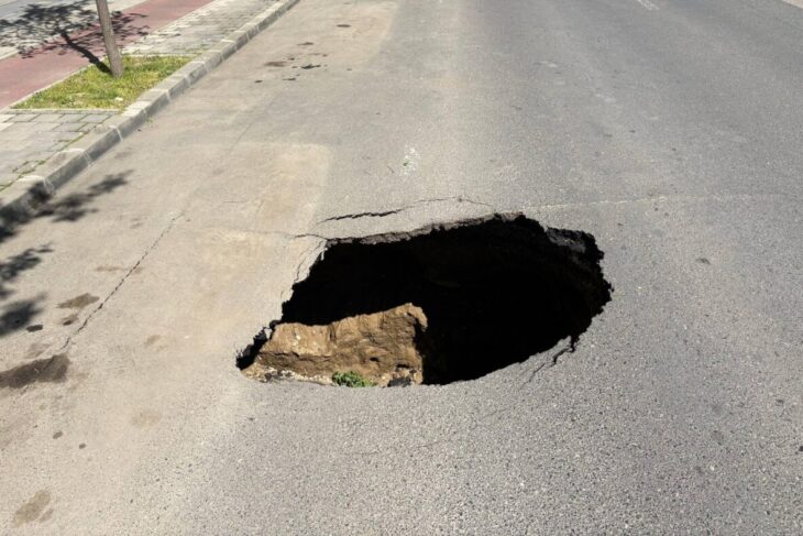 surpare-de-asfalt-in-slobozia:-o-portiune-de-pe-bulevardul-unirii-s-a-prabusit-in-centrul-orasului