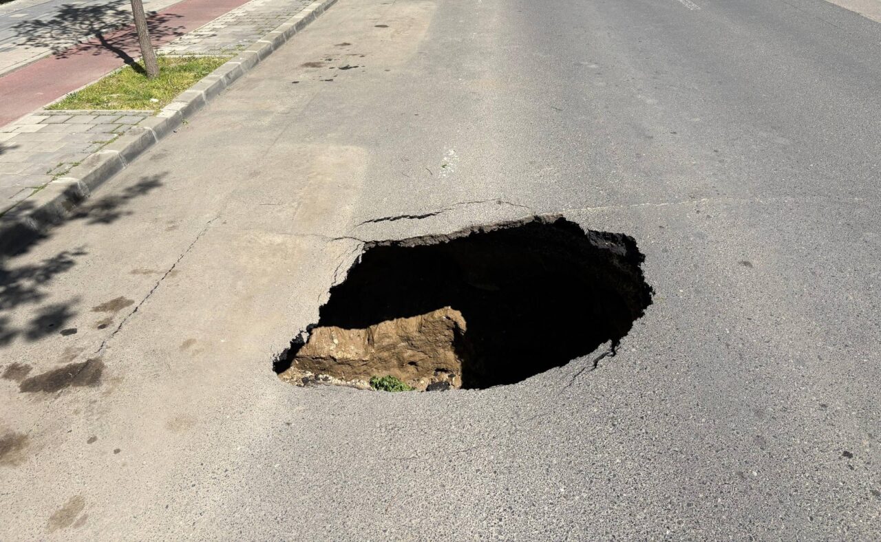 surpare-de-asfalt-in-slobozia:-o-portiune-de-pe-bulevardul-unirii-s-a-prabusit-in-centrul-orasului