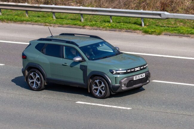 britanicii-au-comparat-o-dacia-duster-de-16300-de-lire-sterline-cu-o-maserati-mc20-de-210.000-de-lire-sterline