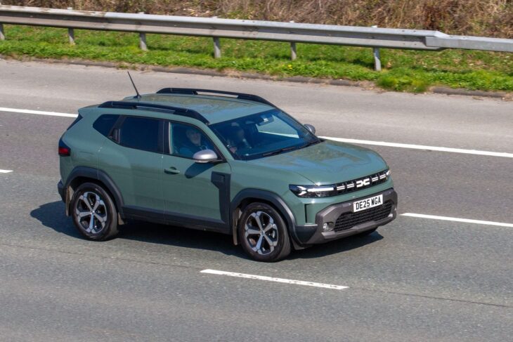 britanicii-au-comparat-o-dacia-duster-de-16300-de-lire-sterline-cu-o-maserati-mc20-de-210.000-de-lire-sterline