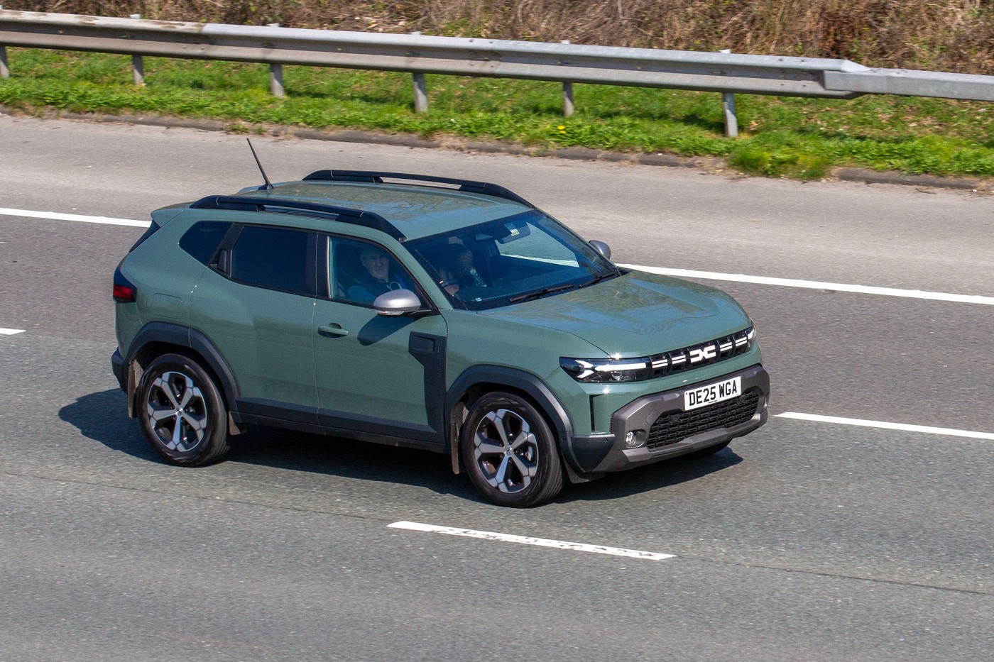 britanicii-au-comparat-o-dacia-duster-de-16300-de-lire-sterline-cu-o-maserati-mc20-de-210.000-de-lire-sterline