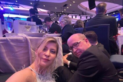 moment-controversat-in-sala-unde-a-avut-loc-atacul-armat-asupra-lui-trump-ambasadoarea-ucrainei-pare-ca-a-recreat-scena-atacului,-doar-pentru-a-si-face-un-selfie.-sta-pe-jos,-in-timp-ce-toti-ceilalti-invitati-stau-pe-scaune