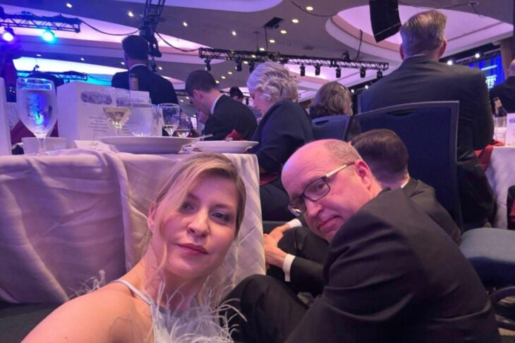 moment-controversat-in-sala-unde-a-avut-loc-atacul-armat-asupra-lui-trump-ambasadoarea-ucrainei-pare-ca-a-recreat-scena-atacului,-doar-pentru-a-si-face-un-selfie.-sta-pe-jos,-in-timp-ce-toti-ceilalti-invitati-stau-pe-scaune