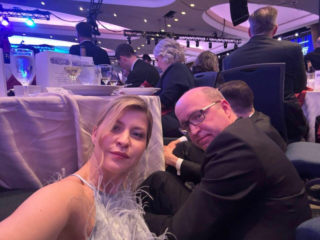 moment-controversat-in-sala-unde-a-avut-loc-atacul-armat-asupra-lui-trump-ambasadoarea-ucrainei-pare-ca-a-recreat-scena-atacului,-doar-pentru-a-si-face-un-selfie.-sta-pe-jos,-in-timp-ce-toti-ceilalti-invitati-stau-pe-scaune
