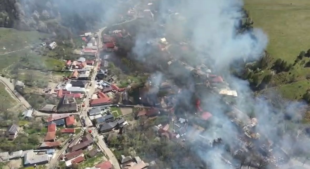 imagini-dramatice-surprinse-din-drona,-cu-casele-mistuite-de-foc-din-soveja.-amploarea-dezastrului-e-coplesitoare