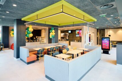 galerie-foto:-cum-arata-unul-din-cele-mai-cunoscute-restaurante-mcdonalds-din-romania,-dupa-remodelarea-de-6-milioane-de-lei