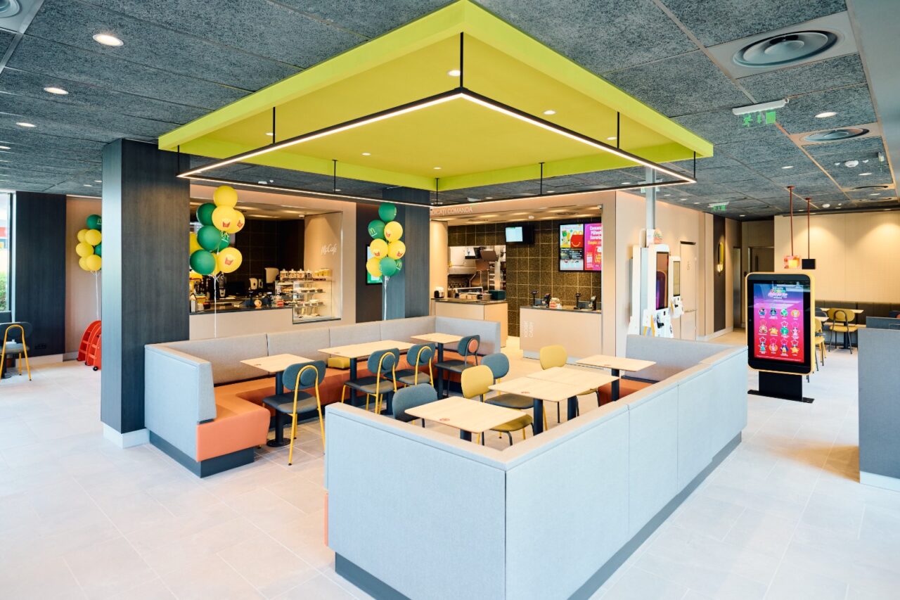 galerie-foto:-cum-arata-unul-din-cele-mai-cunoscute-restaurante-mcdonalds-din-romania,-dupa-remodelarea-de-6-milioane-de-lei