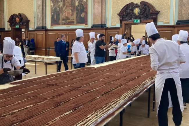 un-grup-de-cofetari-italieni-au-preparat-cel-mai-mare-tiramisu