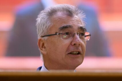 petrisor-peiu-(aur):-in-plina-criza-economica-guvernul-bolojan-invoca-stabilitatea-pentru-a-ramane-la-putere