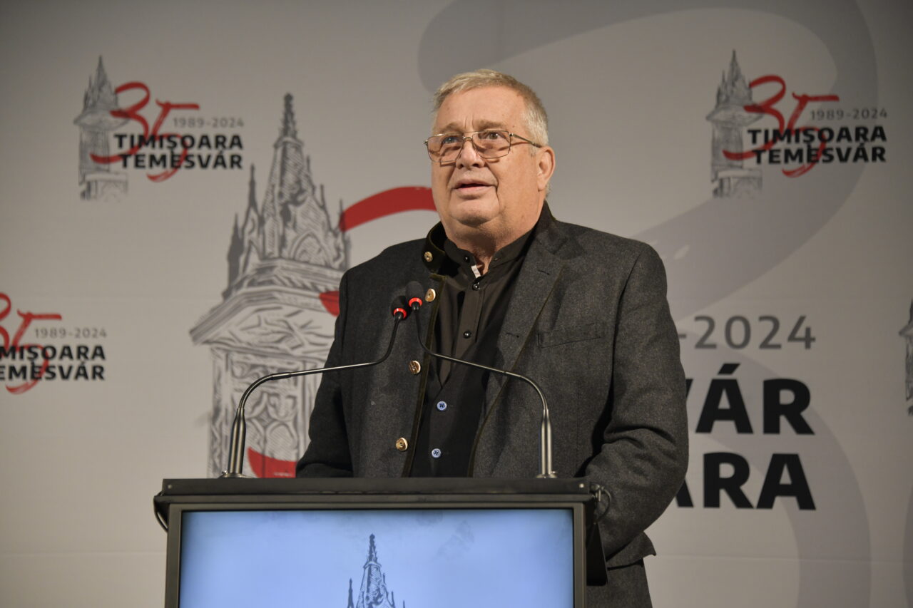 mircea-dinescu-il-ironizeaza-in-versuri-pe-ilie-bolojan:-„si-l-am-vazut-pe-domnul-stand-la-masa/inconjurat-de-doispe-comunisti”