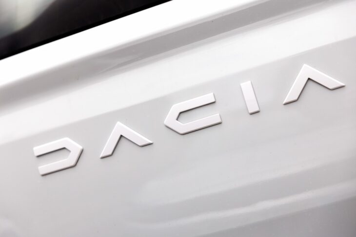 primele-imagini-cu-noua-dacia-sandero-hybrid.-cum-arata-masina-care-va-revolutiona-piata-auto