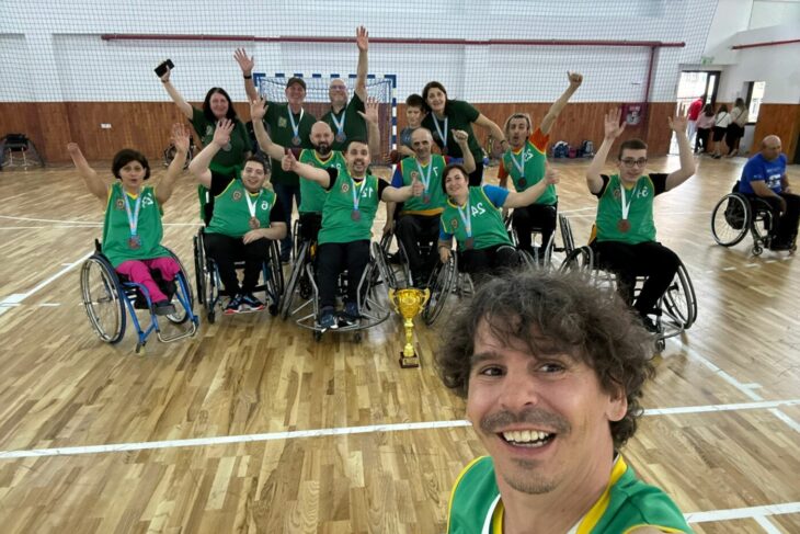 imi-place-sportul-in-echipa!-povestea-sportivului-paralimpic-din-cluj,-care-dimineata-munceste-si-seara-se-dedica-baschetului