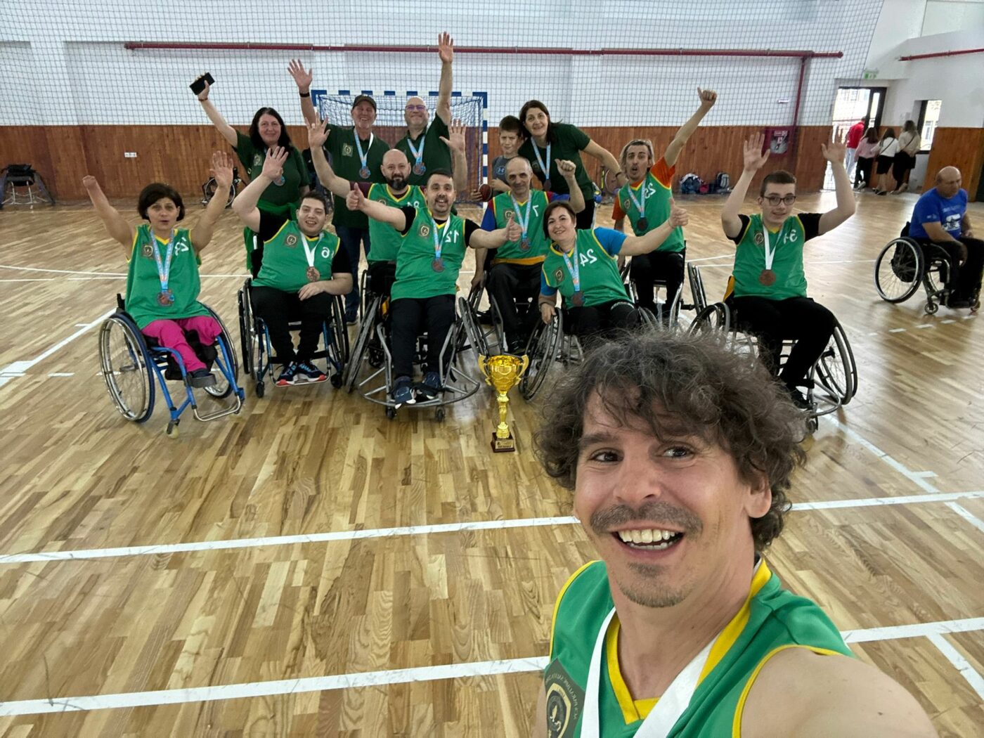 imi-place-sportul-in-echipa!-povestea-sportivului-paralimpic-din-cluj,-care-dimineata-munceste-si-seara-se-dedica-baschetului