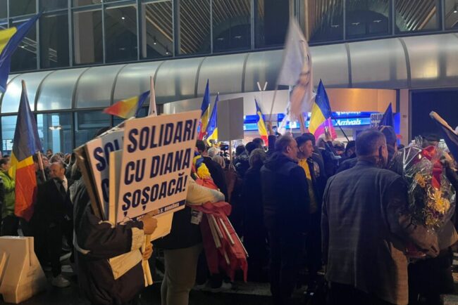 protest-al-sustinatorilor-dianei-sosoaca-la-otopeni,-dupa-ridicarea-imunitatii-in-parlamentul-european