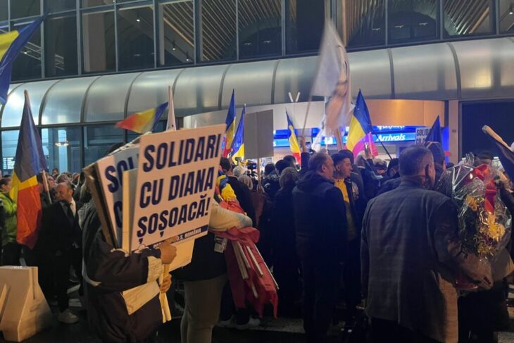 protest-al-sustinatorilor-dianei-sosoaca-la-otopeni,-dupa-ridicarea-imunitatii-in-parlamentul-european