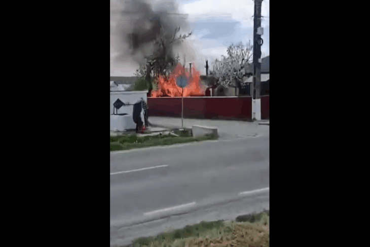 incendiu-puternic,-la-o-locuinta-din-judetul-botosani.-a-existat-pericol-de-explozie-pentru-ca-in-incinta-se-afla-si-un-centru-de-vanzare-a-buteliilor