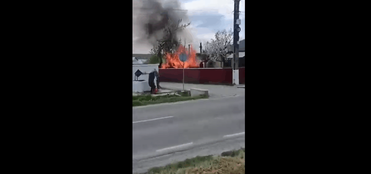 incendiu-puternic,-la-o-locuinta-din-judetul-botosani.-a-existat-pericol-de-explozie-pentru-ca-in-incinta-se-afla-si-un-centru-de-vanzare-a-buteliilor