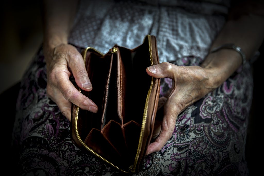 pensionara-din-iasi,-trimisa-in-judecata-dupa-ce-si-a-insusit-un-portofel-gasit-pe-strada