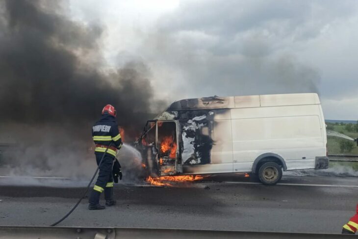 o-autoutilitara-a-luat-pe-foc-pe-a1,-pe-directia-bucuresti-pitesti.-traficul-rutier-a-fost-restrictionat-in-zona-localitatii-argesene-cateasca