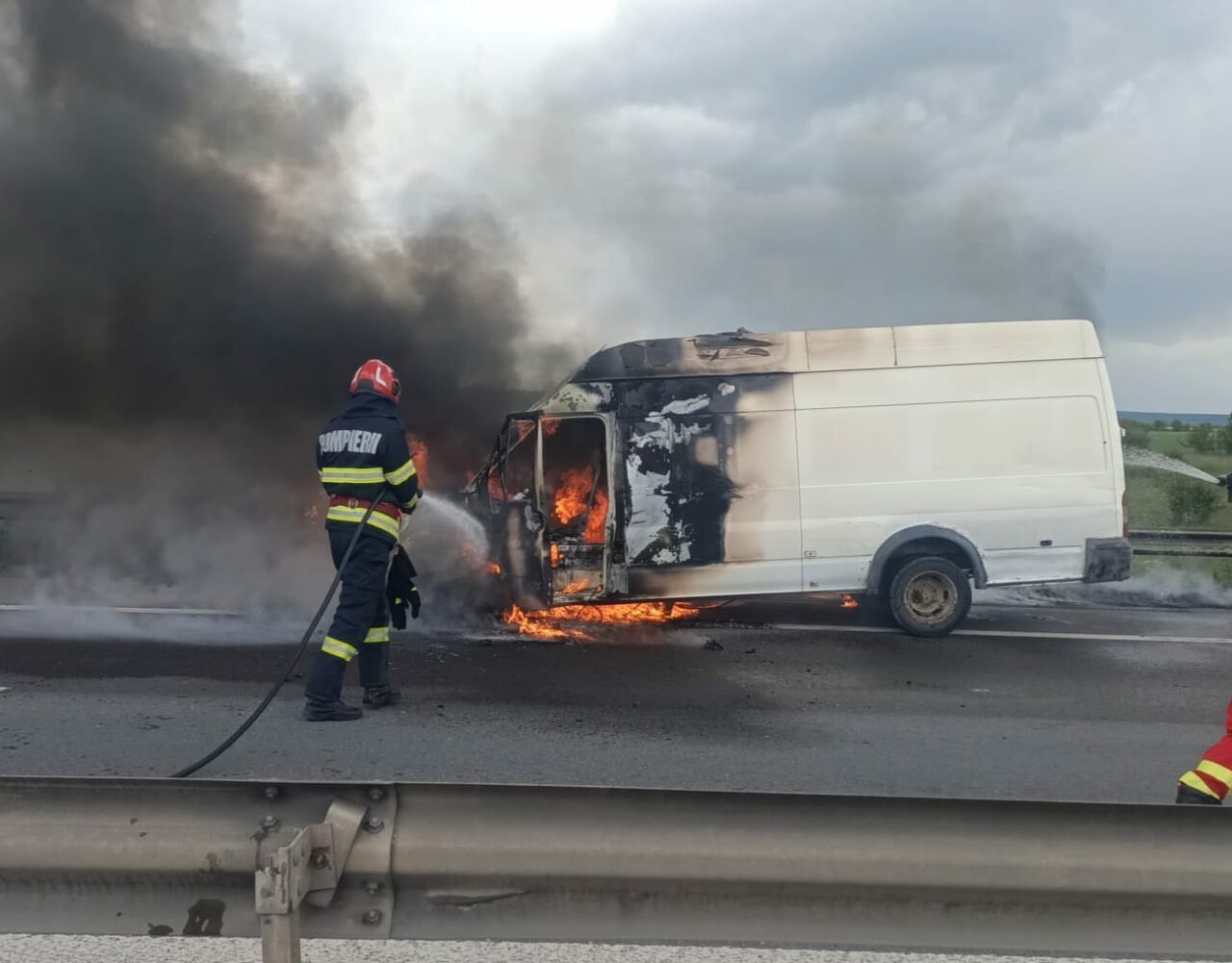 o-autoutilitara-a-luat-pe-foc-pe-a1,-pe-directia-bucuresti-pitesti.-traficul-rutier-a-fost-restrictionat-in-zona-localitatii-argesene-cateasca