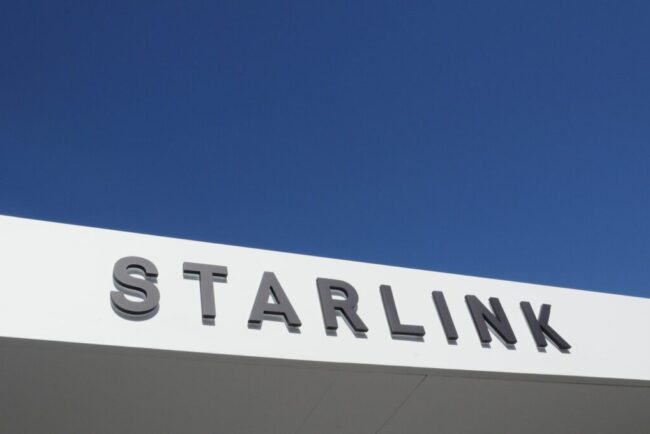 reteaua-clandestina-care-introduce-ilegal-tehnologia-starlink-in-iran-pentru-a-contracara-blocarea-internetului