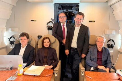 dacian-ciolos-s-a-fotografiat-cu-nicusor-dan-si-maia-sandu,-in-avionul-care-i-a-dus-in-armenia