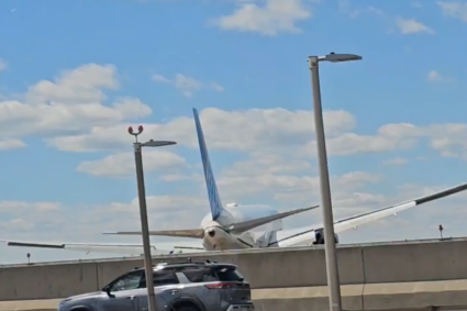 aterizare-neobisnuita.-un-avion-boeing-767-a-lovit-un-camion-de-livrari-pe-o-autostrada