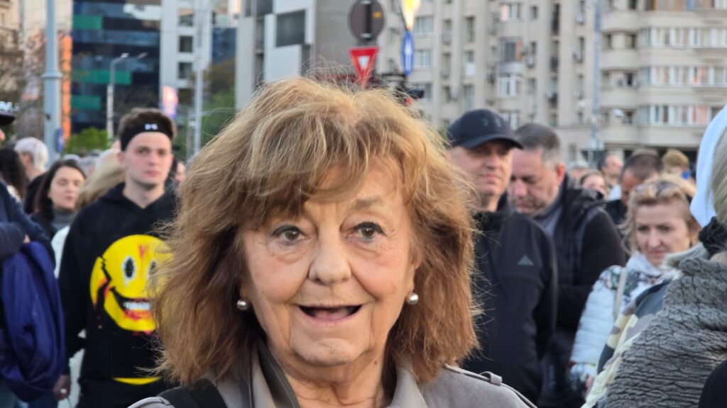 ana-blandiana,-la-mitingul-de-sustinere-a-lui-bolojan:-nimeni-nu-are-interes-ca-motiunea-sa-treaca