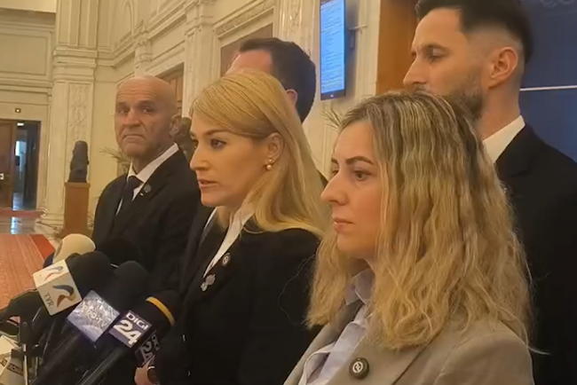 bolojan-a-ajuns-sa-fie-sustinut-de-cei-pe-care-ii-considera-extremisti.-parlamentarii-unit-nu-voteaza-motiunea-de-cenzura-initiata-de-psd-si-aur