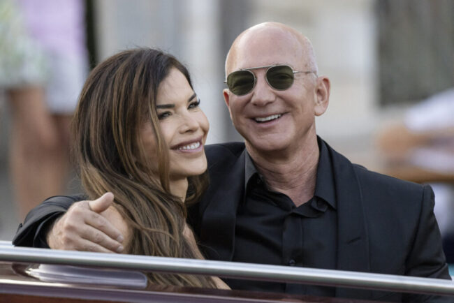 bezos-isi-vinde-iahtul-criticat-la-cannes.-dar-are-o-problema