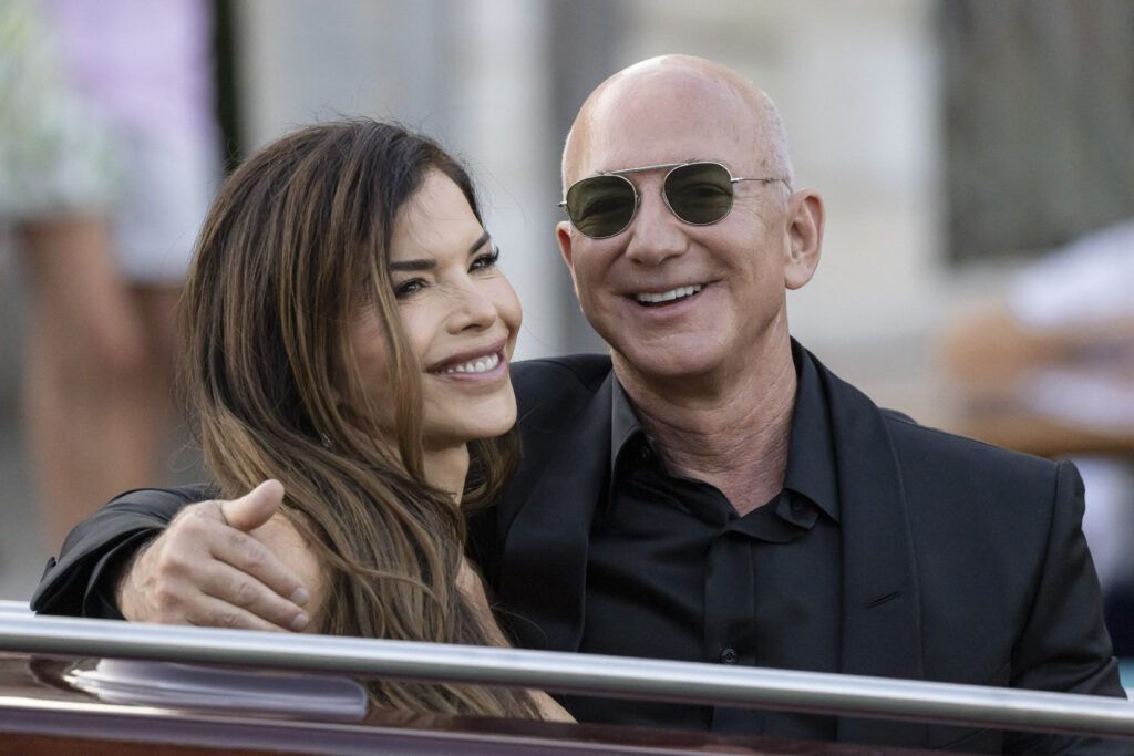 bezos-isi-vinde-iahtul-criticat-la-cannes.-dar-are-o-problema