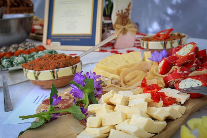 cat-costa-sa-mananci-„ca-la-bunica”-in-muntii-fagaras.-harta-punctelor-gastronomice-locale,-cum-platesti-si-cum-faci-rezervare