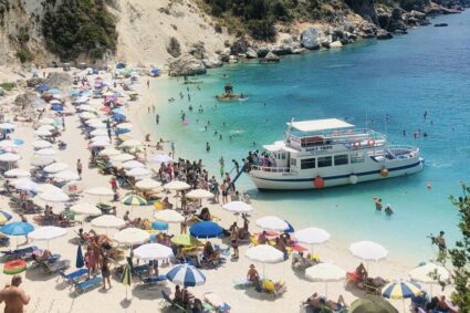 grecia-interzice-sezlongurile-si-umbrelele-de-soare-pe-plaje.-miscarea-prosoapelor-impune-reglementari-dure