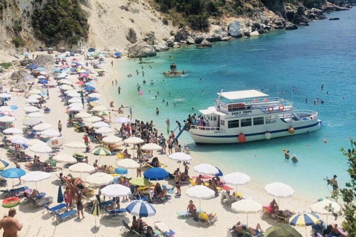 grecia-interzice-sezlongurile-si-umbrelele-de-soare-pe-plaje.-miscarea-prosoapelor-impune-reglementari-dure