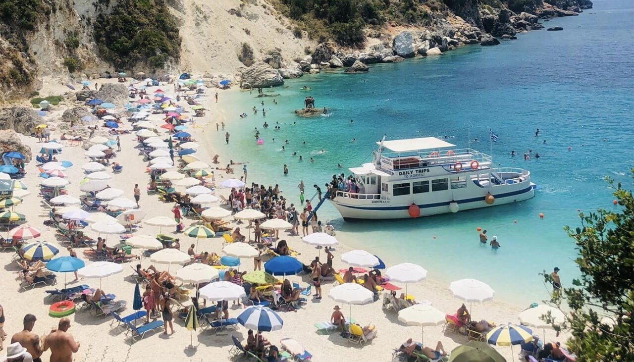 grecia-interzice-sezlongurile-si-umbrelele-de-soare-pe-plaje.-miscarea-prosoapelor-impune-reglementari-dure