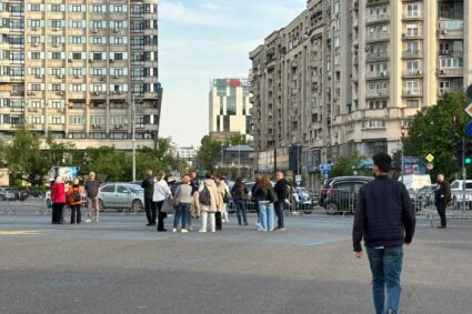 a-doua-zi-de-miting-pro-bolojan-in-piata-victoriei.-19-oameni-pana-la-ora-asta