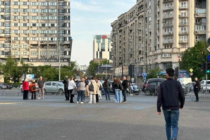 a-doua-zi-de-miting-pro-bolojan-in-piata-victoriei.-19-oameni-pana-la-ora-asta