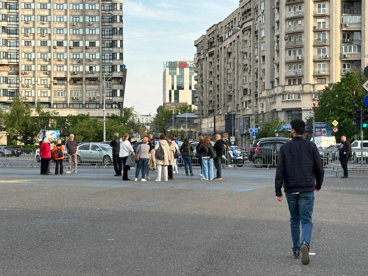 a-doua-zi-de-miting-pro-bolojan-in-piata-victoriei.-19-oameni-pana-la-ora-asta
