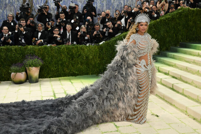 met-gala,-cea-mai-extravaganta-strangere-de-fonduri-din-sua-a-adunat-42-de-milioane-de-dolari.-tinutele-alese-de-vedete