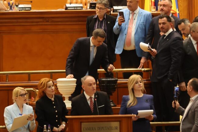 grindeanu-ii-cere-demisia-lui-bolojan-dupa-ce-motiunea-a-trecut:-mi-as-dori-ca-rapid,-la-cotroceni,-impreuna-cu-celelalte-partide,-sa-gasim-o-solutie