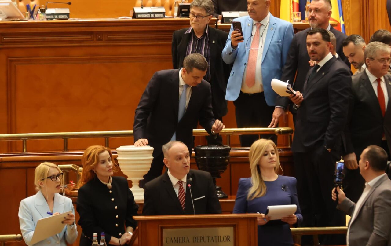 grindeanu-ii-cere-demisia-lui-bolojan-dupa-ce-motiunea-a-trecut:-mi-as-dori-ca-rapid,-la-cotroceni,-impreuna-cu-celelalte-partide,-sa-gasim-o-solutie