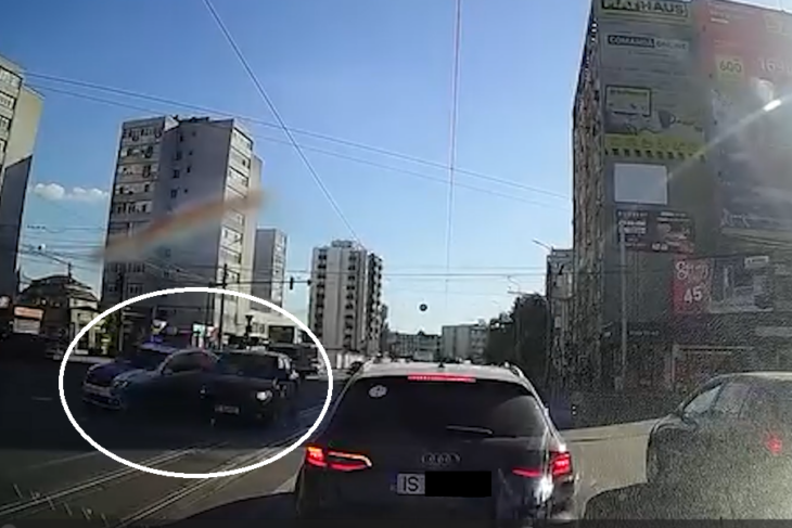 masina-de-politie,-lovita-de-un-autoturism-intr-o-intersectie-din-iasi.-impactul-a-fost-surprins-de-o-camera-de-bord