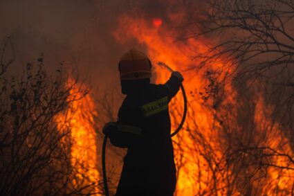 cel-putin-11-morti-intr-un-incendiu-produs-la-un-mare-mall-de-langa-teheran.-iranul,-confruntat-cu-numeroase-tragedii-asemanatoare
