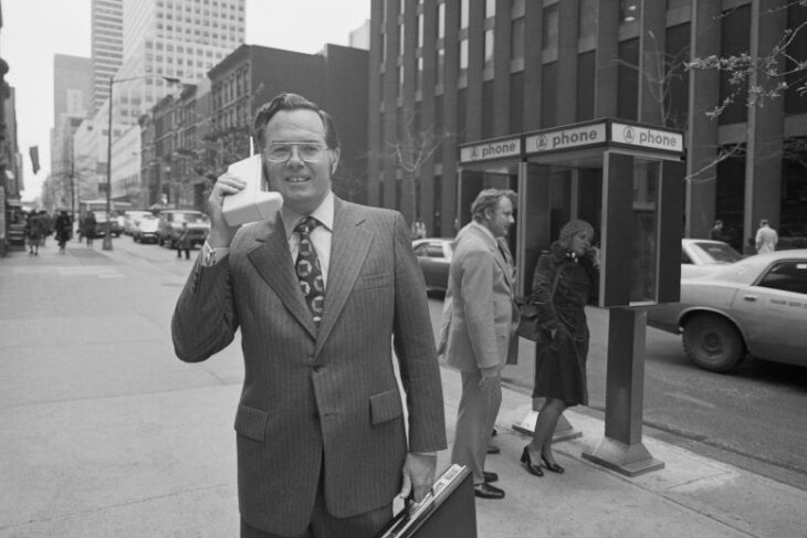cum-a-aparut-primul-telefon-mobil-din-lume.-ziua-in-care-un-prototip-cat-o-caramida-a-facut-istorie-pe-un-trotuar-din-new-york