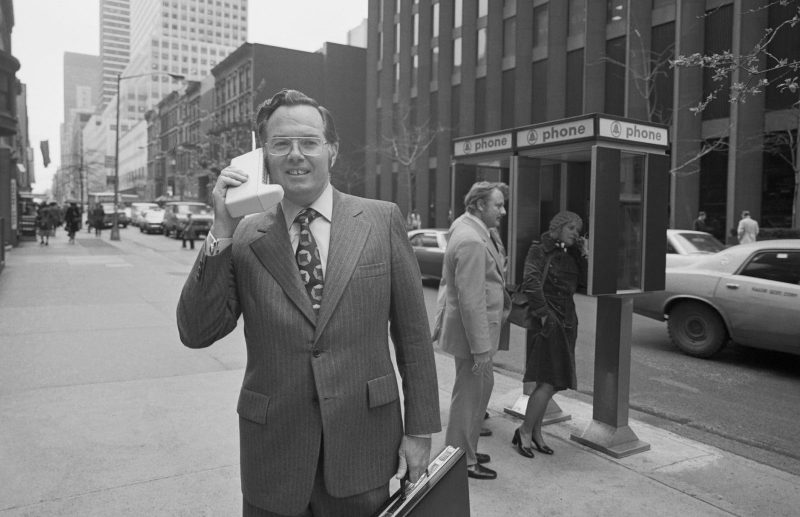 cum-a-aparut-primul-telefon-mobil-din-lume.-ziua-in-care-un-prototip-cat-o-caramida-a-facut-istorie-pe-un-trotuar-din-new-york