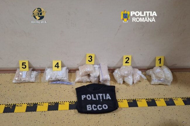 familie-din-braila,-intre-care-un-adolescent-minor,-retinuta-pentru-trafic-de-droguri-de-mare-risc.-aproape-10-kg-de-substante-interzise,-de-vanzare