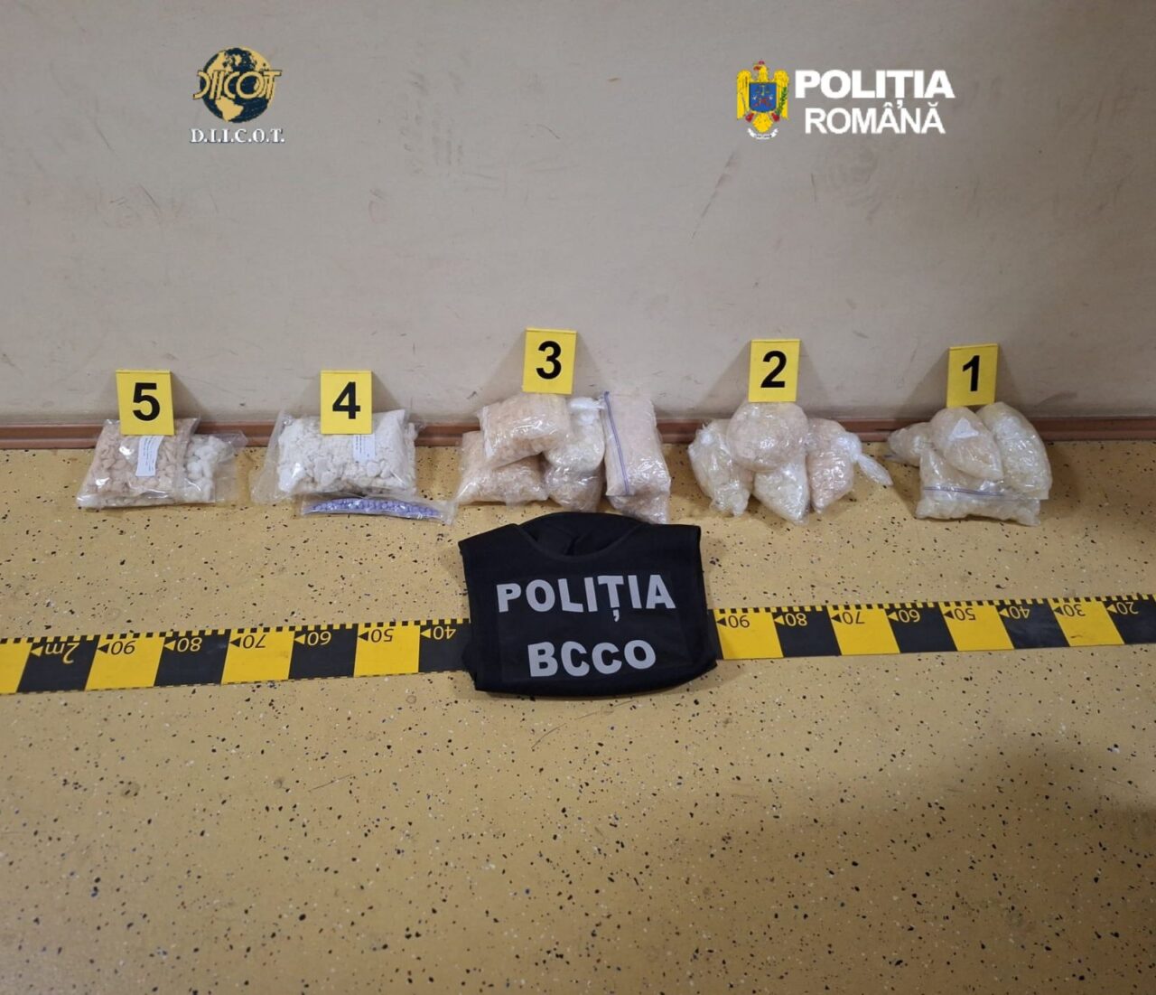 familie-din-braila,-intre-care-un-adolescent-minor,-retinuta-pentru-trafic-de-droguri-de-mare-risc.-aproape-10-kg-de-substante-interzise,-de-vanzare