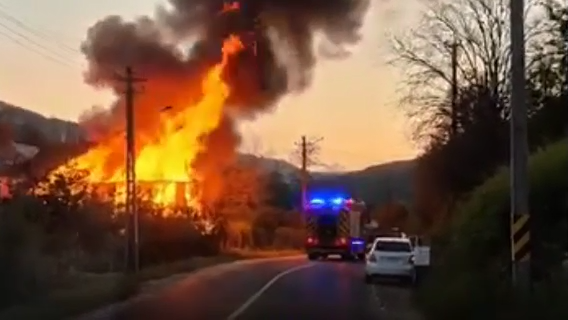 incendiu-violent-in-slanic-moldova.-o-casa-a-fost-cuprinsa-de-flacari