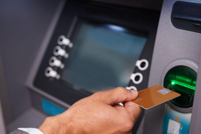 greseala-pe-care-o-facem-cand-scoatem-bani-de-la-bancomat