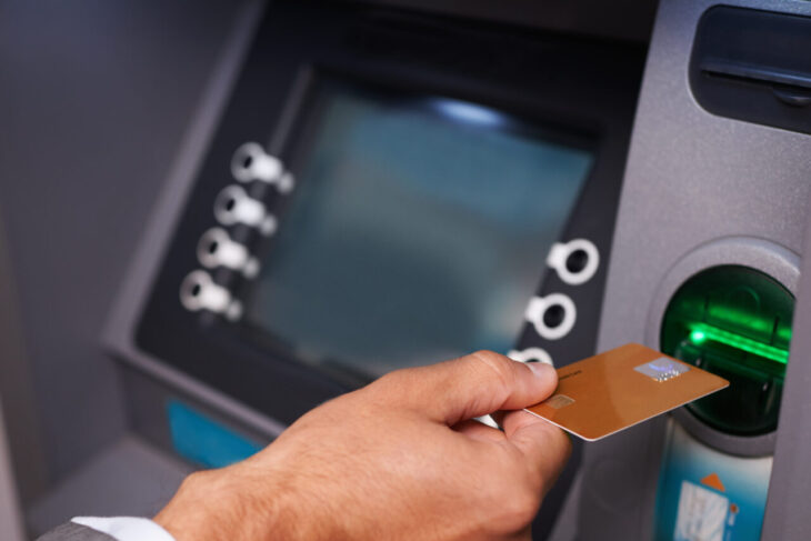 greseala-pe-care-o-facem-cand-scoatem-bani-de-la-bancomat